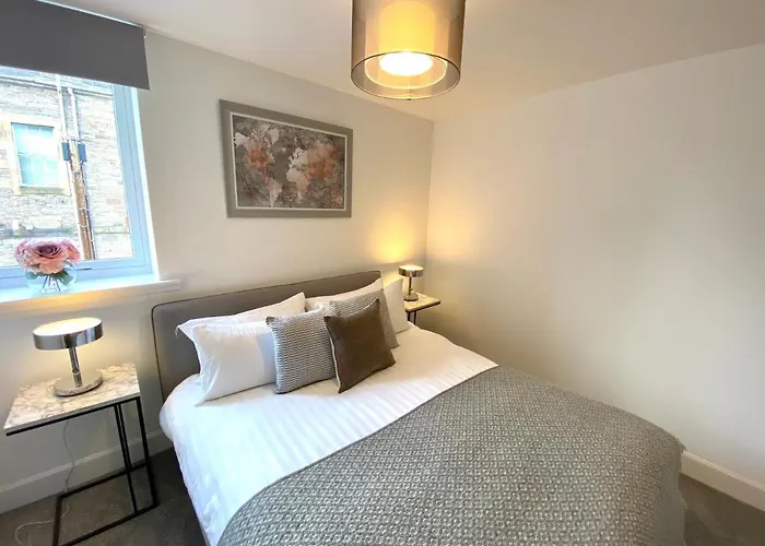 High Street, Stylish City Centre Apartment, 3 Bed