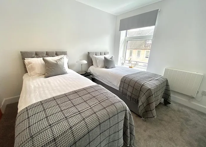 High Street, Stylish City Centre Apartment, 3 Bed
