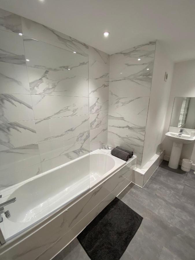 High Street, Stylish Centre Apartment, 3 Bed
