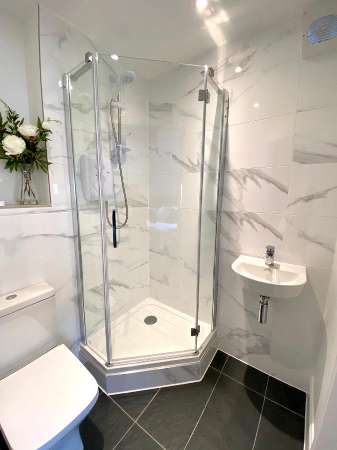 High Street, Stylish Centre Apartment, 3 Bed Апартаменты