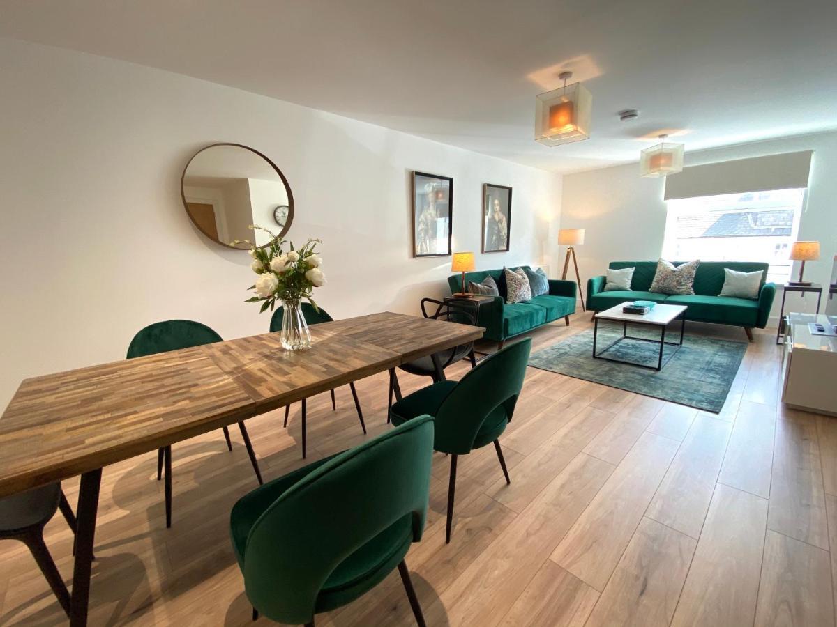 High Street, Stylish Centre Apartment, 3 Bed *