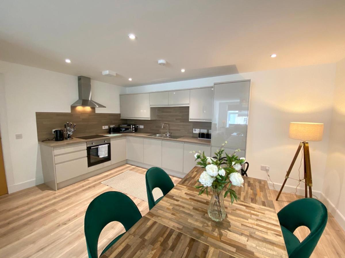High Street, Stylish Centre Apartment, 3 Bed Апартаменты